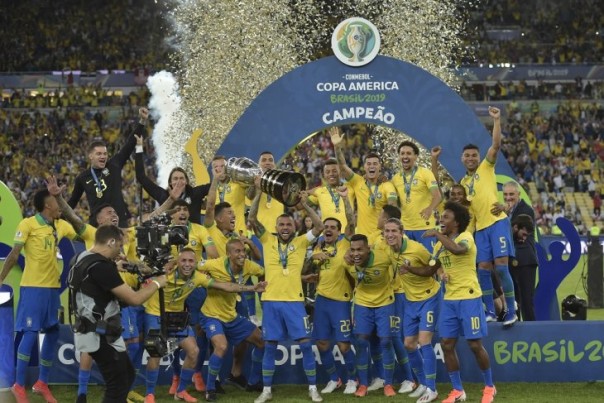 Pemain Timnas Brasil merayakan kemenangan dan mengangkat Trofi Copa America 2019, Senin dini hari WIB. 