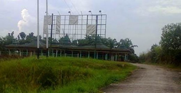 Bangunan rest area di perbukitan Kecamatan Koto Gasib, Siak terbengkalai sejak beberapa tahun belakang (foto: rizal/riau1.com)