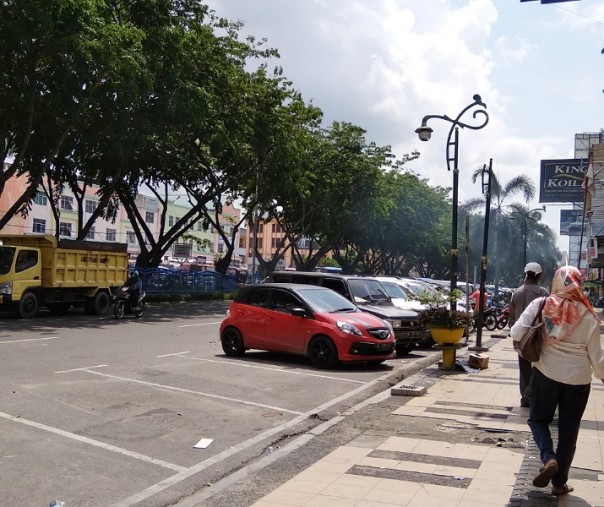 Kawasan Jalan Jenderal Sudirman di seberang Pasar Pusat saat siang hari. Kawasan ini dipadati pedagang kali lima pada malam hari. Foto: Surya/Riau1.