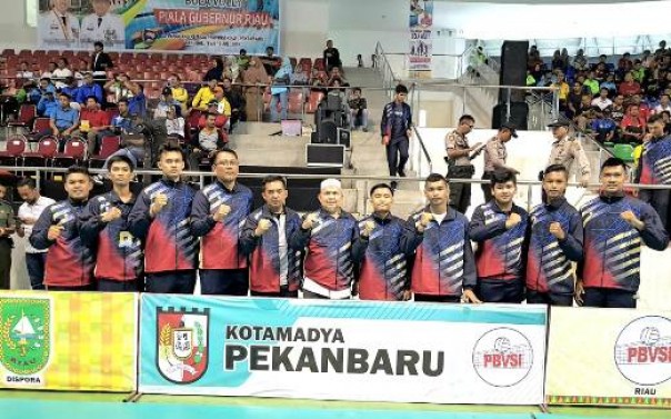 Kepala Dispora Kota Pekanbaru, Zulfahmi Adrian bersama tim voli putra Pekanbaru di Kejurda Piala Gubri 2019