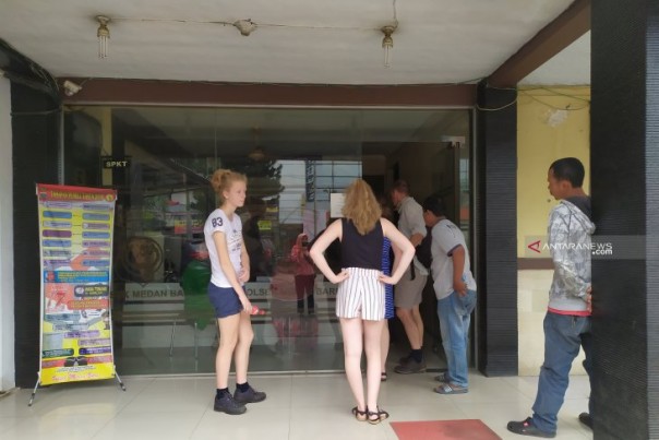 Anak anak keluarga turis Prancis saat melapor ke Polsek Medan Baru di Sumut, Rabu. 