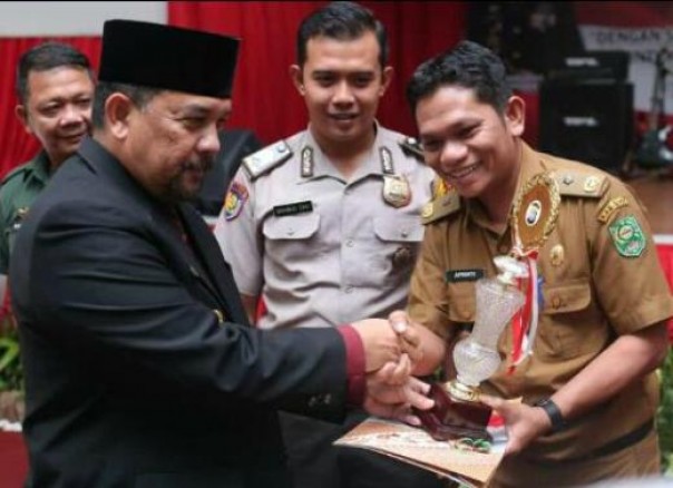 Edi Natar menyerahkan piala predikat juara III perlombaan Pos Kamling di tingkat Polda Riau kepada Kepala Kampung Tualang Juprianto Sos di dampingi Bhabinkamtibmas Tualang Brigadir Mahmud Eko di Mako Brimob Polda Riau