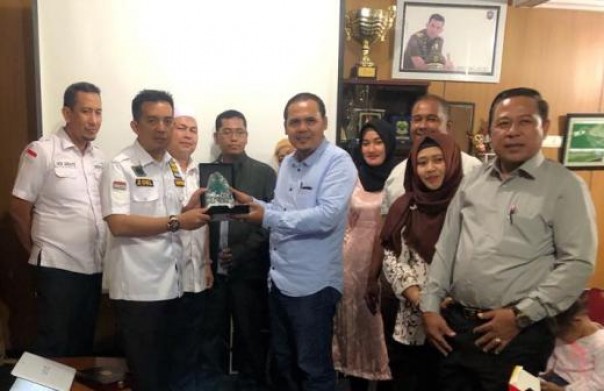 Kepala Dispora Kota Pekanbaru, Zulfahmi Adrian menyerahkan cinderamata saat kunjungan DPRD Kepulauan Meranti ke Pekanbaru