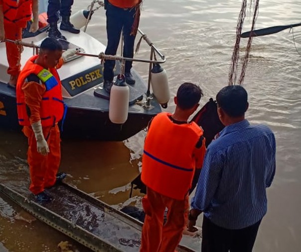 Tim gabungan tengah mengevakuasi jasad pria tanpa identitas yang ditemukan mengambang pada Kamis pagi.