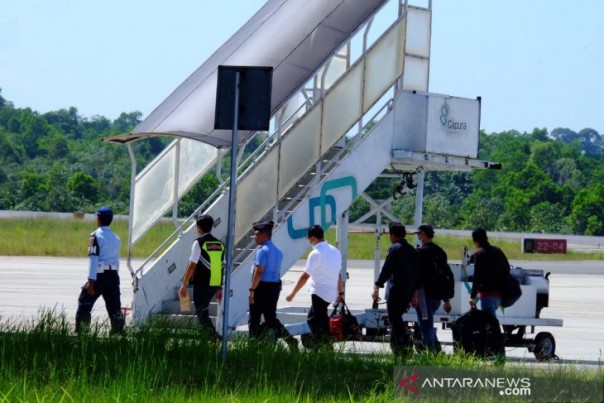 Gubernur Kepri Nurdin Basirun dan penyidik KPK di Bandara Raja Haji Fisabilillah Tanjungpinang, saat mau berangkat ke Jakarta, Kamis. 