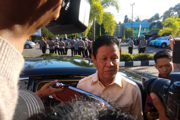 Wakil Gubernur Kepulauan Riau Isdianto saat menjenguk Gubernur Nurdin Basirun di Polres Tanjungpinang, Kamis pagi. 