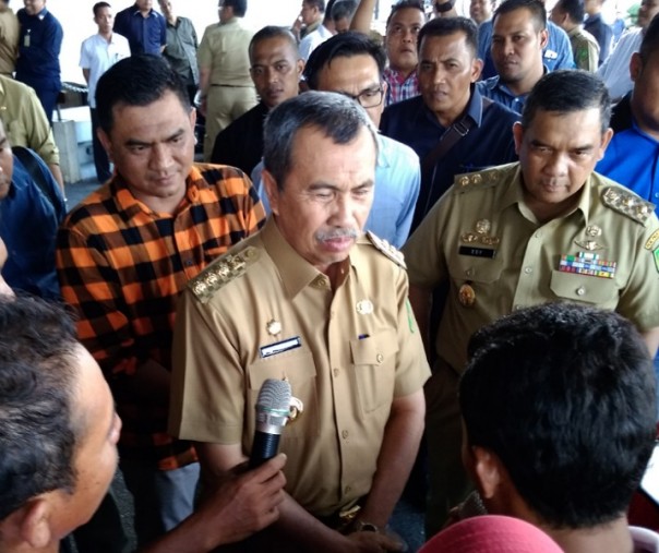 Gubernur Riau, Syamsuar saat berada di halaman kantornya (Foto: Zar/ Riau1.com)
