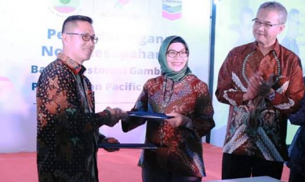 Deputi Edukasi, Sosialisasi, Partisipasi dan Kemitraan BRG, Myrna A Safitri bersama General Manager PGPA PT CPI, Sukamto Thamrin (foto: dok/riau24group)