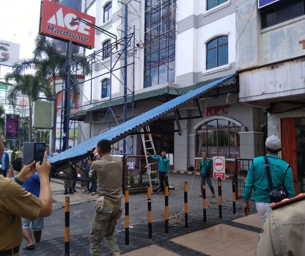 Pembongkaran atap kanopi di bilangan ruko di samping Mal Pekanbaru pada 8 Juli lalu. Foto: Surya/Riau1.