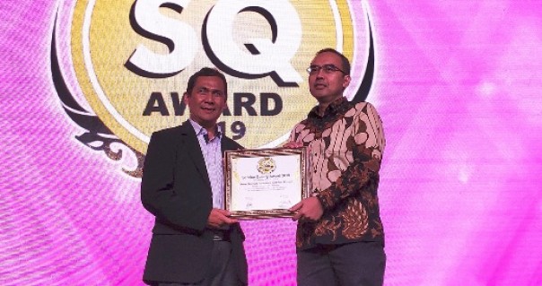 Manager Technical Service Division AHM, Herry Chairy Thian (kanan) menerima penghargaan SQ Award 2019 kategori roda dua yang diserahkan Managing Editor Majalah Marketing, Anang Ghozali di Hotel Mulia Senayan, Jakarta
