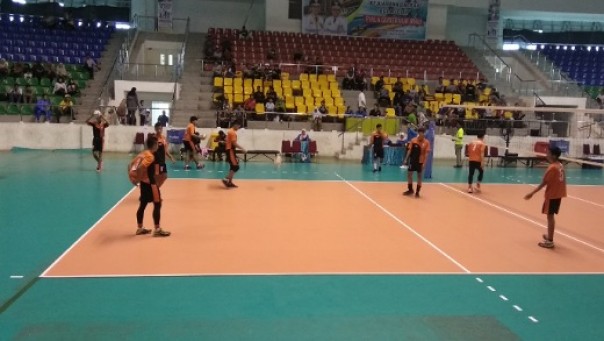 Tim voli pelajar putra Kota Pekanbaru di partai semifinal Kejurda Piala Gubri 2019 di Gelanggang Remaja Pekanbaru (foto: barkah/riau1.com)