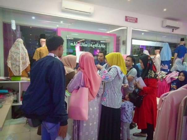 Pengunjung berbelanja di Store Rabbani Pekanbaru