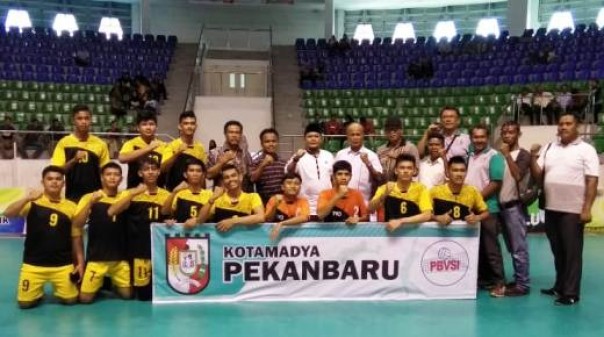 Tim voli pelajar Kota Pekanbaru usai berlaga di partai final Kejurda Piala Gubri 2019 di Gelanggang Remaja Pekanbaru (foto: barkah/riau1.com)