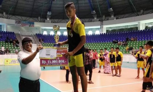 Ketua Pengprov PBVSI Riau menyerahkan thropy kepada tm Pekanbaru sebagai runner up Kejurda Voli Pelajar Piala Gubri 2019 di Gelanggang Remaja Pekanbaru (foto: barkah/riau1.com)