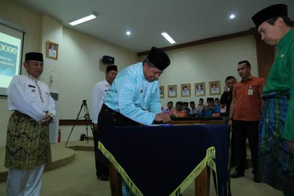 Bupati Siak, Alfedri menandatangani MoU Pekansikawan disaksikan Gubernur Riau, Syamsuar