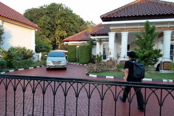 Penyidik KPK saat memasuki rumah dinas Gubernur Kepulauan Riau Nurdin Basirun di Tanjungpinang, Jumat. 