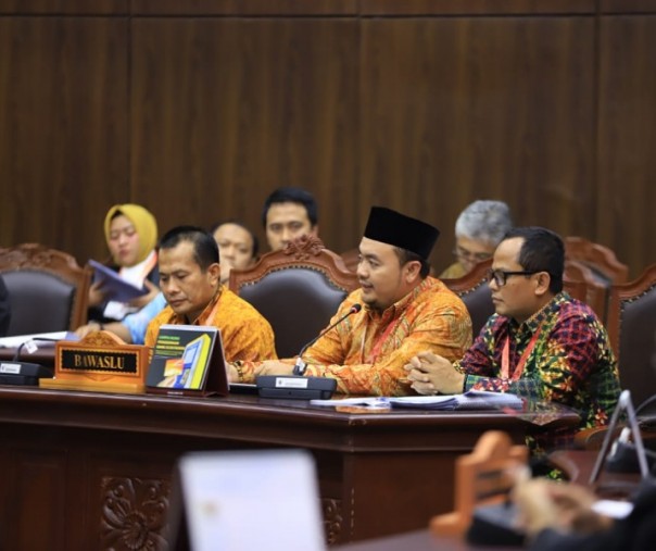 Ketua Bawaslu Riau Rusidi Rusdan bersama para komisioner lain saat menghadiri sidang di MK, Jumat (12/7/2019). Foto: Bawaslu Riau.