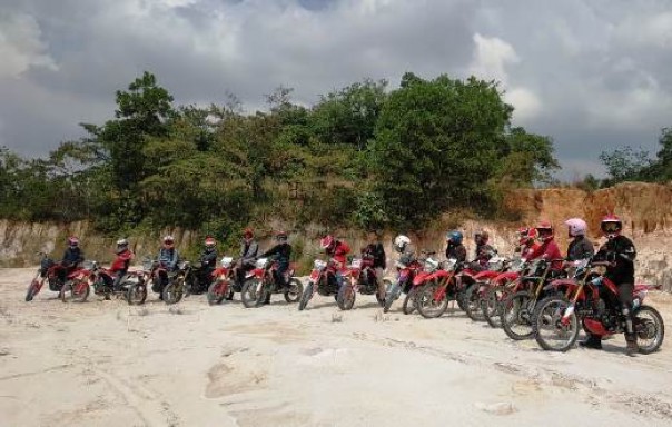Sejumlah bikers Honda CRF150L saat melakukan aksi trabas di Jalan Beringin, Air Hitam, Tampan Pekanbaru