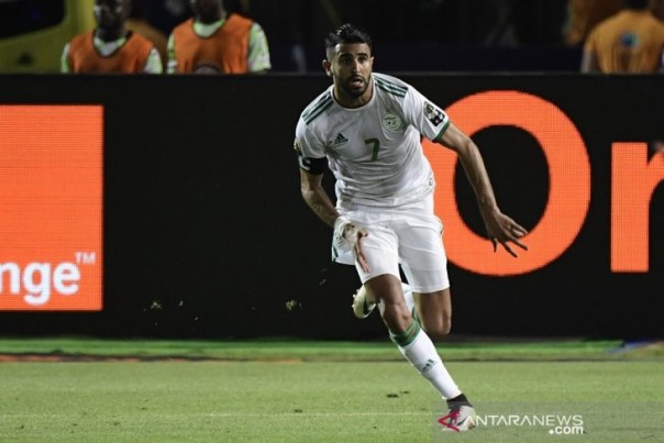 Kapten Timnas Aljazair, Riyad Mahrez usai mencetak gol. 