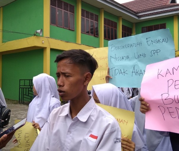 Deo Rianda, siswa Kelas XI SMK Muhammadiyah 3 Pekanbaru, saat berunjuk rasa bersama teman-temannya, Senin (15/7/2019). Foto: Surya/Riau1.