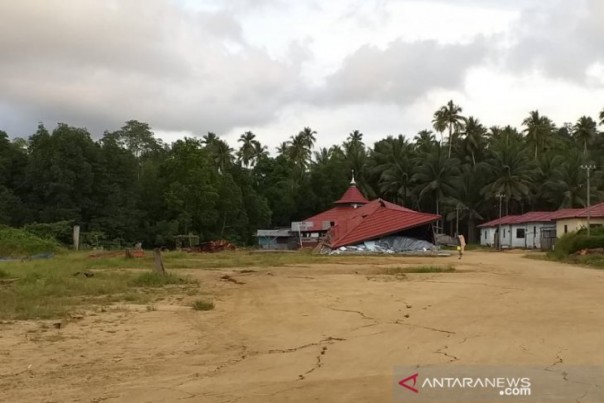 Rumah warga dan rumah ibadah yang rusak akibat gempa di Maluku Utara, Senin. 