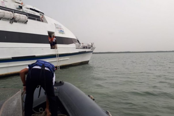 Tim Basarnas saat  mengevakuasi penumpang kapal MV Indra Bupala di Bintan, Senin. 