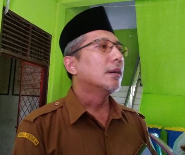Kepala Tata Usaha SMK Muhammadiyah 3 Pekanbaru Fikrizon. Foto: Surya/Riau1. 