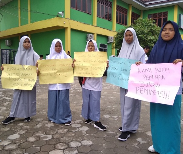 Beberapa siswi ikut dalam aksi unjuk rasa menuntut Kepala SMK Muhammadiyah 3 Pekanbaru dicopot, Senin (15/7/2019). Foto: Surya/Riau1.