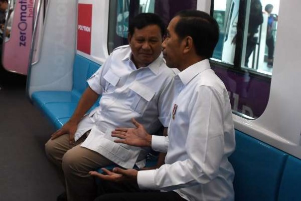 Prabowo Subianto dan Jokowi berbincang di MRT Jakarta, Sabtu lalu. 
