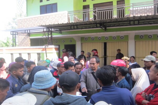 Warga yang menjadi korban investasi jamu Herbal berkumpul di depan Kantor PT Krishna Alam Sejahtera, Klaten.