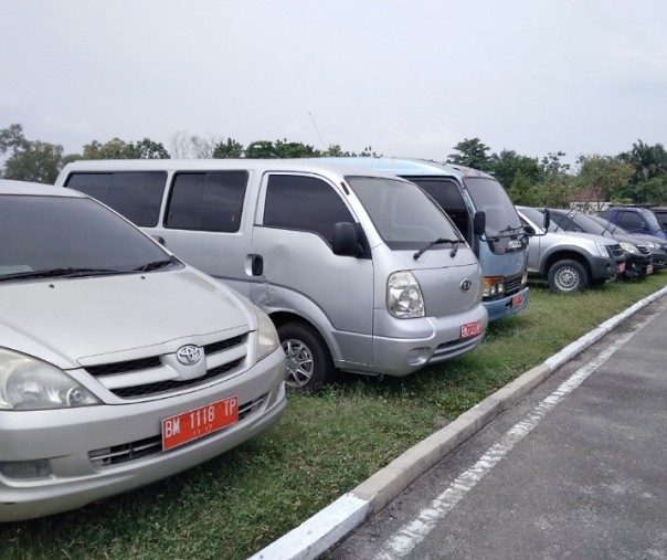Ratusan mobil dinas yang dikandangkan di halaman kediaman Gubernur Riau (Foto: Zar/Riau1.com)