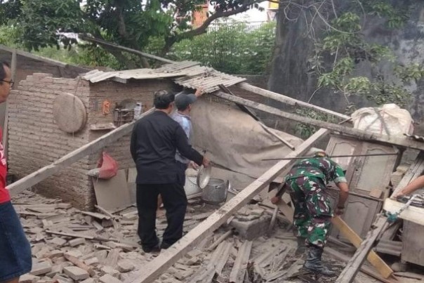 Bangunan yang rusak akibat gempa di Bali. 
