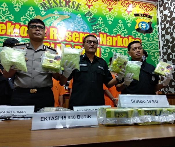 Kombes Suhirman dan wakilnya AKBP Andri bersama Kabid Humas Kombes Sunarto menggelar jumpa pers pengungkapan peredaran Narkotika (Riau1)