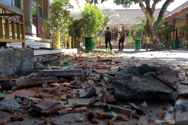 Atap bangunan sekolah yang roboh akibat gempa di Bali. 