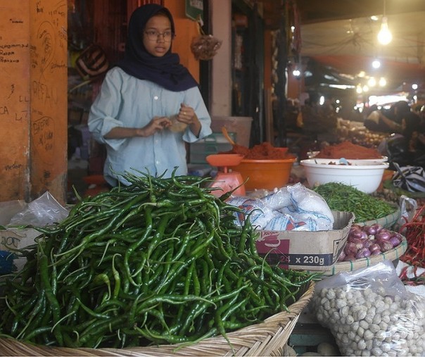 Pedagang cabai dan bawang di salah satu pasar di Payakumbuh, Sumatera Barat. Foto: Surya/Riau1.