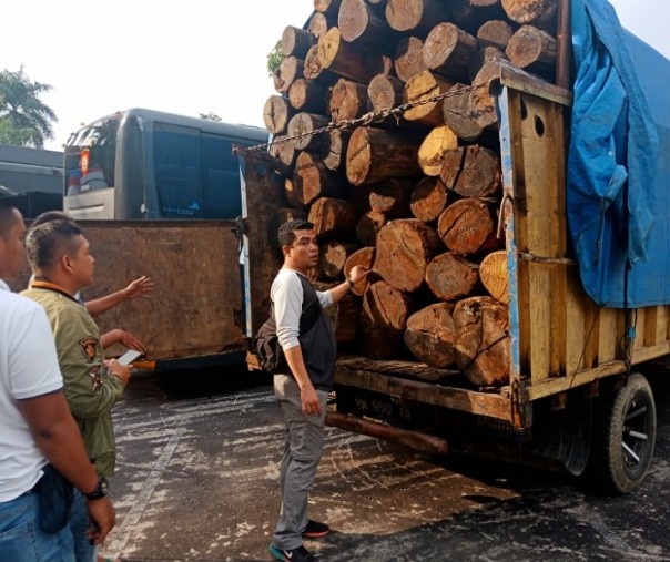 Polisi amankan truk bermuatan kayu yang diduga hasil ilegal logging di Rimba Baling