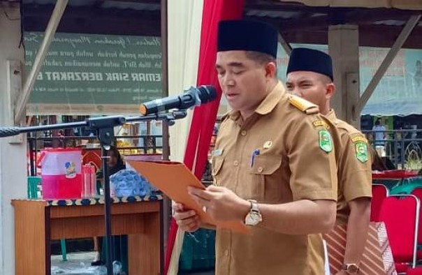 Penghulu Kampung Perawang Barat, Faisal saat melantik 74 orang RT dan 9 orang RW