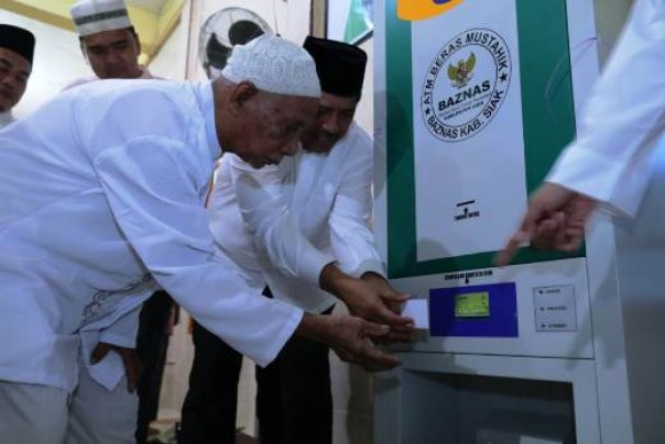Bupati Siak, Alfedri saat launching ATM beras ke-12 di Masjid Al Munawwarah, Kampung Dayun, Kecamatan Dayun, Siak
