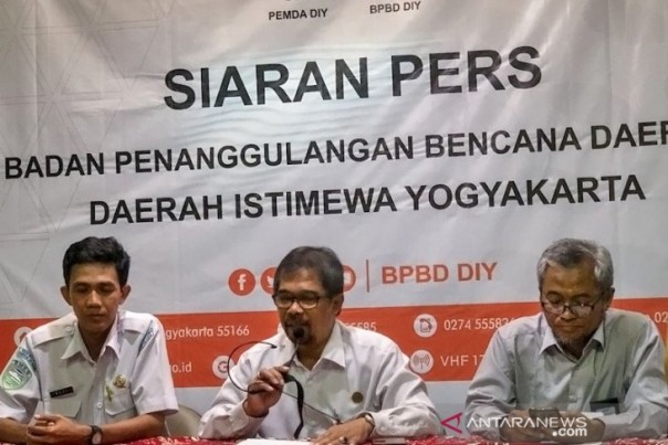 Kepala Pelaksana BPBD DIY Biworo Yuswantono (tengah). 