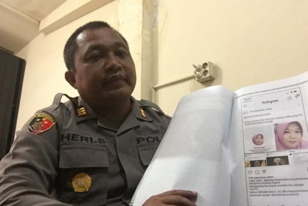 Polres Blitar menunjukkan postingan Facebook yang menghina Presiden Jokowi.
