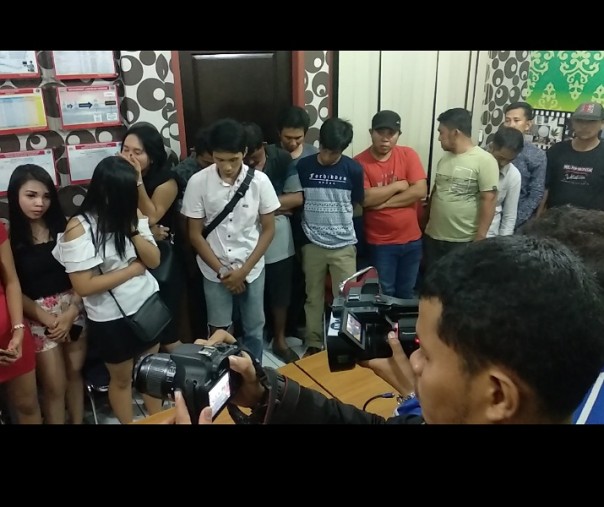 26 dari 30 orang yang terjaring razia oleh Ditnarkoba Polda Riau positif uriennya mengandung Narkoba. Mereka pun dibawa polisi dari sejumlah tempat hiburan (Riau1)