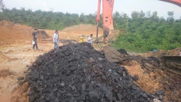 Ilustrasi Salah satu aktivitas tambang batu bara di Dharmasraya, Sumatera Barat. 