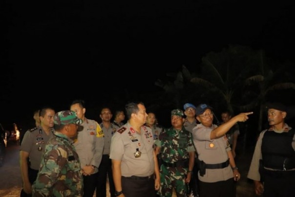 Kapolda Lampung Irjen Pol Purwadi Arianto dan jajaran bersama TNI meninjau lokasi bentrok Register 45 Mesuji, Rabu malam. 