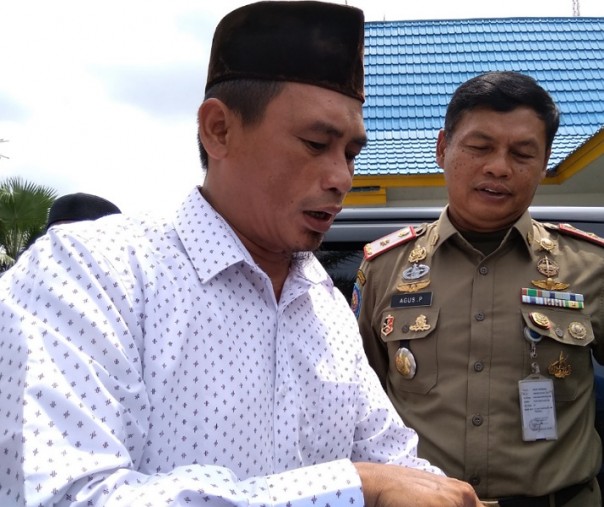 Ketua FPI Pekanbaru M Husni Thamrin bersama Kasatpol PP Pekanbaru Agus Pramono. Foto: Surya/Riau1.