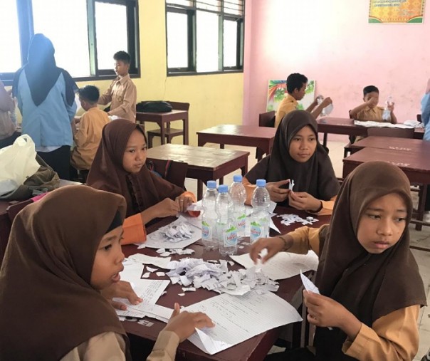 Pembuatan Ecobrick di SMP Negeri 1 Rumbio Jaya (Foto: Istimewa/ TIM Abdimas Terintegrasi Universitas Riau)