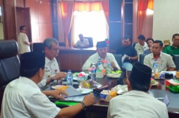 Bupati Kuansing, Mursini saat memimpin rapat pemantapan persiapan Porprov X Riau 2020 di Kantor Bupati Kuansing