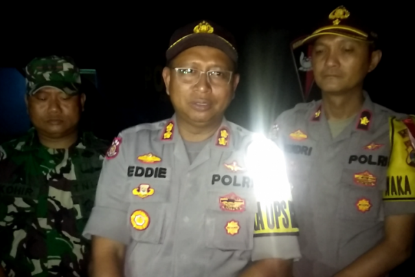 Dandim 0426 TB Letkol Inf Kohir dan Kapolres Mesuji Lampung AKBP Edi Purnomo, Kamis malam di lokasi. 