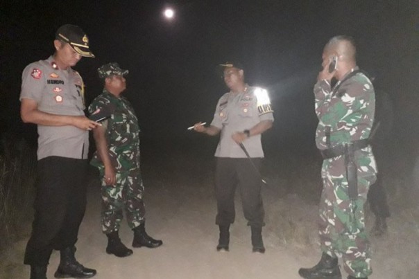 Aparat Kepolisian dan TNI berjaga-jaga di lokasi bentrok Register 45 Mekarjaya Mesuji Lampung, Kamis malam. 