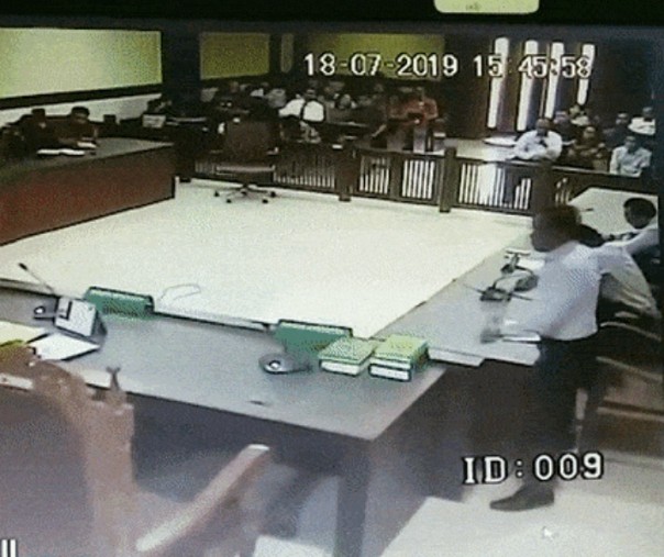 Tangkapan gambar saat pengacara bernama Desrizal Chaniago berdiri akan menyerang majelis hakim di PN Jakarta Pusat, Kamis (18/7/2019). Foto: capture CCTV pengadilan/Kumparan.com.