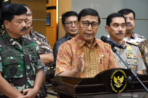 Menkopolhukam Wiranto saat memberikan keterangan pers, Jumat. 